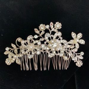 NWOT Metal hair comb. Has clear and pearl jewels